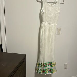 Ethiopian Habesha dress for women. It’s sleeveless. It has a zipper on the back.